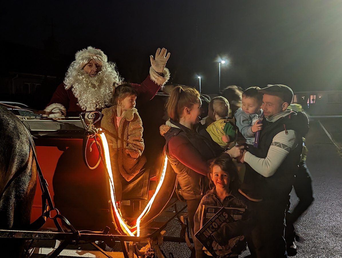 Santa Visits Killen 2022 - Claremount Drive   (9)